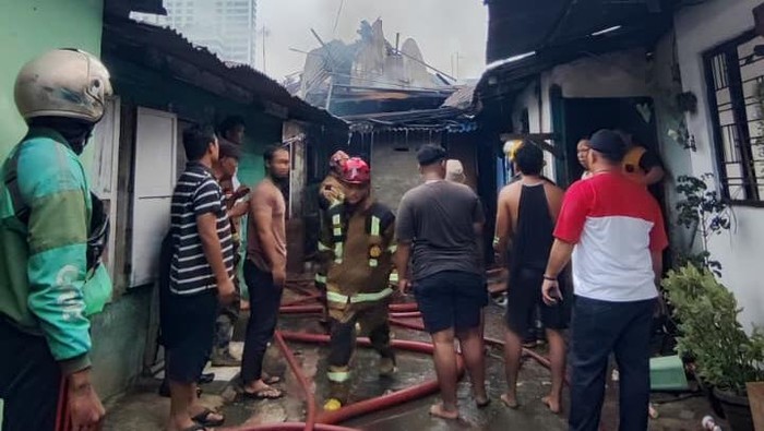 Penampakan lokasi kebakaran di Jalan Gaharu, Kecamatan Medan Timur setelah api berhasil dipadamkan. (Dok. Dinas Pemadam Kebakaran dan Penyelamatan Kota Medan)