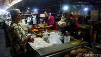 Pedagang melayani pembeli di Pasar Kebayoran Lama, Jakarta, Sabtu (27/9/2025).