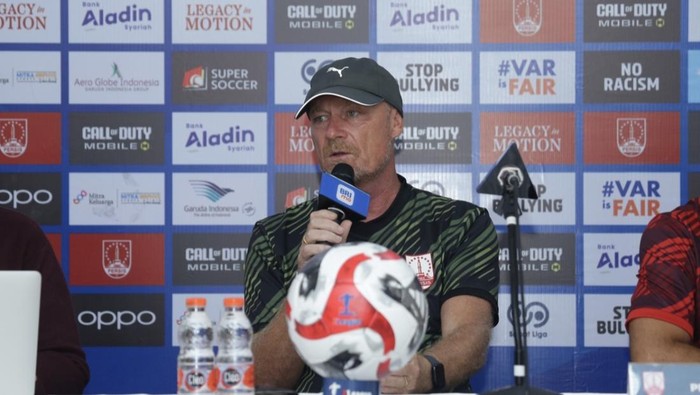 Pelatih Persis Solo, Peter de Roo, saat konferensi pers di Stadion Manahan Solo, Sabtu (27/9/2025).