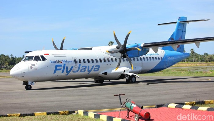 Pesawat Flyjaya mendarat di Bandara Arung Palakka, Bone.
