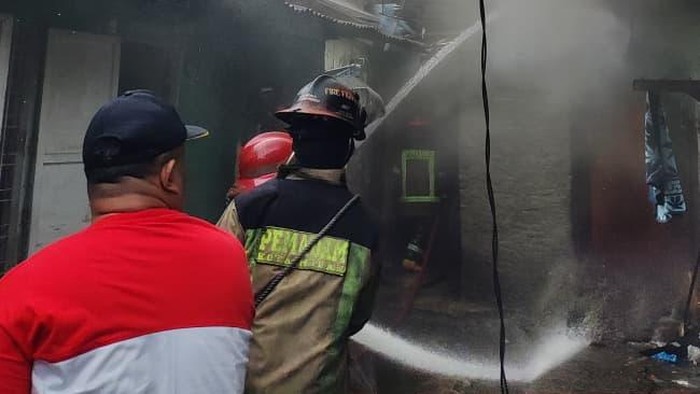 Petugas pemadam kebakaran berupaya memadamkan api. (Dok. Dinas Pemadam Kebakaran dan Penyelamatan Kota Medan)