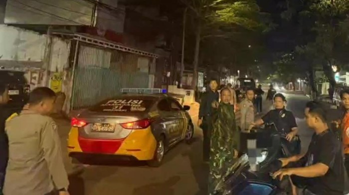 Polisi bubarkan tawuran geng motor vs warga di Makassar.