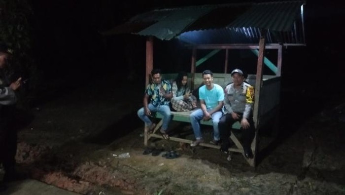 Polisi dan Satkamling di Rohul patroli malam jaga kampung.