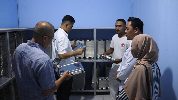Polisi mengecek dapur MBG di Desa Bunga Eja, Kabupaten Sumbawa, NTB, belum lama ini.