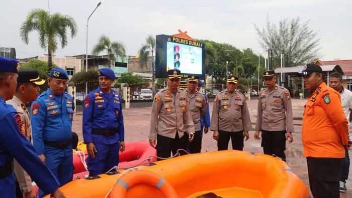Polres Dumai dan BPBD menggelar apel kesiapsiagaan peralatan menghadapi ancaman bencana banjir, Sabtu (27/9/2025).