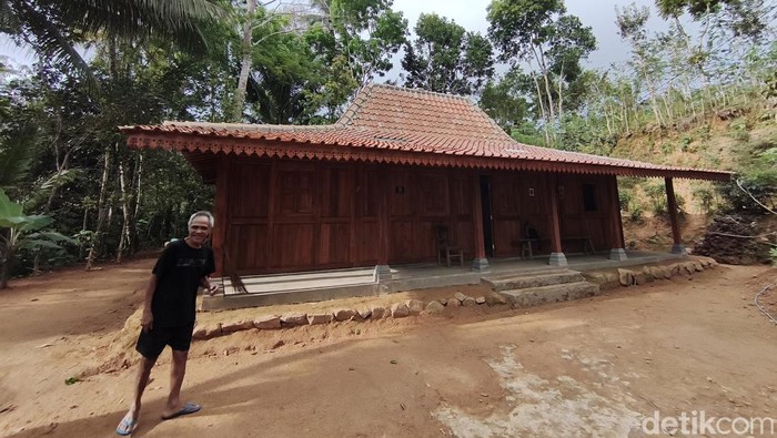 Rumah joglo limasan Mbah Pono di Kulon Progo ini merupakan bantuan dari Pemda DIY lewat Danais. Foto diambil Jumat (26/9/2025).