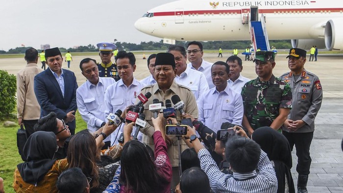 Prabowo Tiba di Jakarta Usai Berpidato di Sidang Umum PBB Presiden Prabowo Subianto (kempat kiri) melambaikan tangan didampingi Wakil Presiden Gibran Rakabuming (ketiga kiri), Menko Bidang Perekonomian Airlangga Hartarto (kelima kiri), Menteri ESDM Bahlil Lahadalia (kempat kanan), Kepala Badan Komunikasi Pemerintah Angga Raka Prabowo (kedua kanan), Menteri Sekretaris Negara Prasetyo Hadi (kiri), Menpora Erick Thohir (kedua kiri), Panglima TNI Jenderal TNI Agus Subiyanto (kempat kanan) dan Wakapolri Komjen Pol Dedi Prasetyo saat tiba di Pangkalan Udara TNI AU Halim Perdanakusuma, Jakarta, Sabtu (27/9/2025). Prabowo Subianto kembali ke tanah air setelah menyampaikan pidato pada sidang umum Perserikatan Bangsa-bangsa (PBB) di New York serta melakukan kunjungan kenegaraan ke negara Jepang, Kanada dan Belanda. ANTARA FOTO/Galih Pradipta/sgd