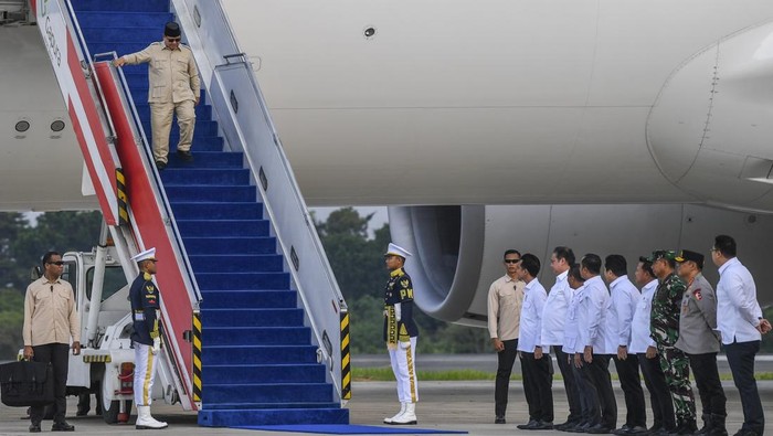 Presiden Prabowo Subianto (kempat kiri) melambaikan tangan didampingi Wakil Presiden Gibran Rakabuming (ketiga kiri), Menko Bidang Perekonomian Airlangga Hartarto (kelima kiri), Menteri ESDM Bahlil Lahadalia (kempat kanan), Kepala Badan Komunikasi Pemerintah Angga Raka Prabowo (kedua kanan), Menteri Sekretaris Negara Prasetyo Hadi (kiri), Menpora Erick Thohir (kedua kiri), Panglima TNI Jenderal TNI Agus Subiyanto (kempat kanan) dan Wakapolri Komjen Pol Dedi Prasetyo saat tiba di Pangkalan Udara TNI AU Halim Perdanakusuma, Jakarta, Sabtu (27/9/2025). Prabowo Subianto kembali ke tanah air setelah menyampaikan pidato pada sidang umum Perserikatan Bangsa-bangsa (PBB) di New York serta melakukan kunjungan kenegaraan ke negara Jepang, Kanada dan Belanda. ANTARA FOTO/Galih Pradipta/sgd