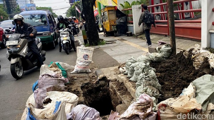 Proyek galian relokasi utilitas di Jalan Buahbatu Bandung. Proyek galian relokasi utilitas di Jalan Buahbatu Bandung.