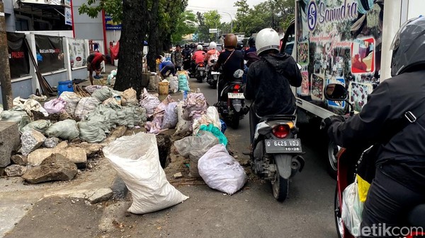 Hati-hati Ada Proyek Galian Relokasi Utilitas di Jalan Buahbatu Bandung