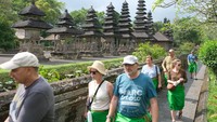 Wisatawan mancanegara berkeliling di area cagar budaya Pura Taman Ayun, Badung, Bali, Sabtu (27/9/2025). 