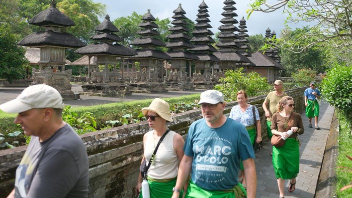 Wisatawan mancanegara berkeliling di area cagar budaya Pura Taman Ayun, Badung, Bali, Sabtu (27/9/2025). Kementerian Pariwisata mencatat kunjungan wisatawan mancanegara ke Indonesia mencapai 8,5 juta hingga Juli 2025 sehingga tren kunjungan wisatawan naik 10 persen dibanding periode yang sama tahun 2024. ANTARA FOTO/Nyoman Hendra Wibowo/sgd