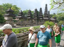 Pura Taman Ayun Bali Ramai Dikunjungi Turis