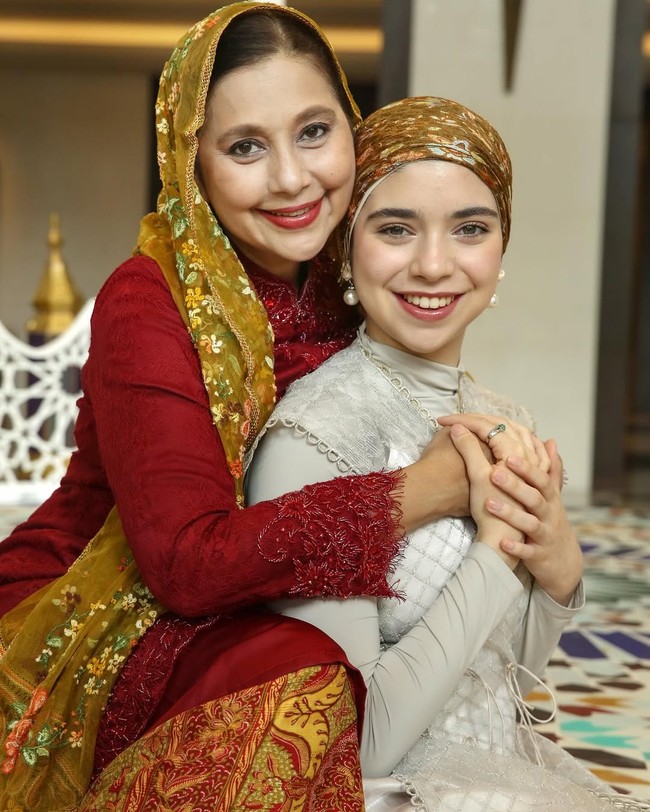 Salah satu anak dari Ayu Azhari dan Mike Tramp ini memang terbilang berprestasi secara akademis. Ia diketahui sudah diterima di tiga univesitas bergengsi di Inggris, yakni University of Bristol, Brunel University of London, dan St. Georges University School of Medicine. Isabel rencananya bakal melanjutkan pendidikan di St. Georges University School of Medicine untuk mengambil jurusan kedokteran. (Foto: Instagram/@isabel.azhari)