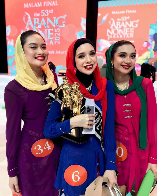 Dalam penampilannya, Isabel tampil anggun mengenakan kebaya biru klasik yang dipadukan dengan kerudung merah menyala, menciptakan kontras elegan sekaligus penuh percaya diri. (Foto: Instagram/@ronymanalo)