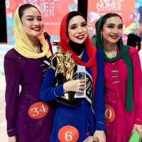 Dalam penampilannya, Isabel tampil anggun mengenakan kebaya biru klasik yang dipadukan dengan kerudung merah menyala, menciptakan kontras elegan sekaligus penuh percaya diri. (Foto: Instagram/@ronymanalo)