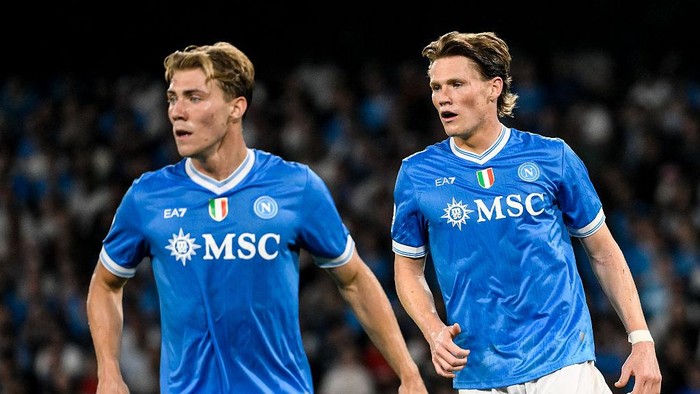 DIEGO ARMANDO MARADONA STADIUM, NAPLES, ITALY - 2025/09/22: Scott McTominay (r) and Rasmus Hojlund of SSC Napoli during the Serie A 2025/2026 football match between SSC Napoli and Pisa Sporting Club 1909. Napoli won 3-2 over Pisa. (Photo by Andrea Staccioli/Insidefoto/LightRocket via Getty Images)