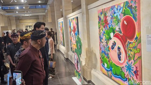 Sebanyak 23 lukisan karya Peter Rhian Gunawan dipamerkan di Museum Puri Lukisan Ubud, Gianyar, Bali, hingga 15 Oktober 2025. (Foto: Ni Komang Ayu Leona W/detikBali)