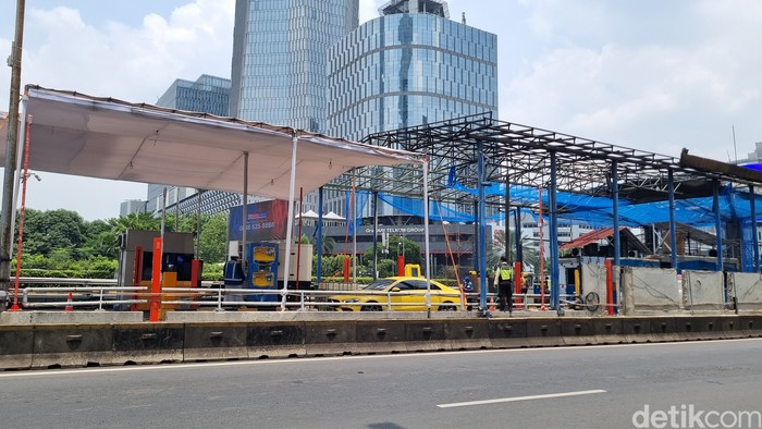 Sejumlah gerbang tol (GT) di Tol Dalam Kota Jakarta sedang diperbaiki imbas kerusuhan bulan lalu. GT dibuka sebagian (parsial) selama proses perbaikan. (Taufiq/detikcom)