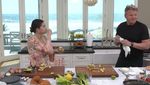 Selena Gomez Kompak Ngopi hingga Makan Bareng Benny Blanco
