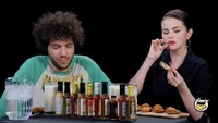 Pada suatu acara, Selena Gomez dan Benny Blanco ditantang makan sayap ayam dengan saus super pedas. Keduanya juga dituntut menjawab pertanyaan dari host. Foto: Instagram/selenagomez