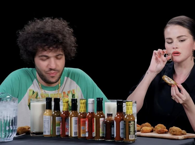 Selena Gomez Kompak Ngopi hingga Makan Bareng Benny Blanco