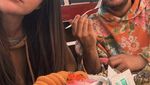 Selena Gomez Kompak Ngopi hingga Makan Bareng Benny Blanco
