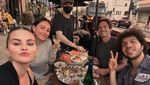 Selena Gomez Kompak Ngopi hingga Makan Bareng Benny Blanco