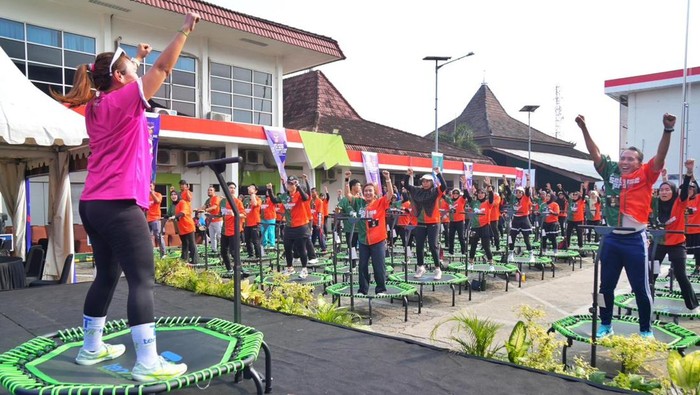 Senam trampolin oleh Pertamina Patra Niaga Sumbagsel pecahkan rekor MURI.