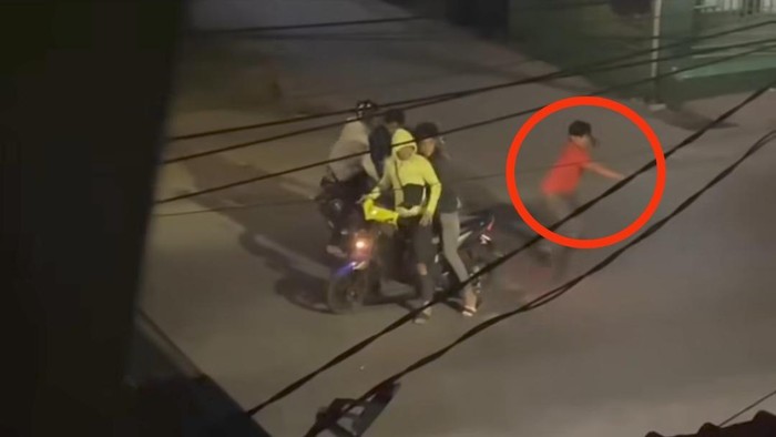 Tangkapan layar CCTV geng motor serang remaja di Makassar.