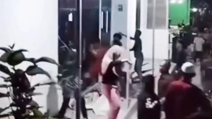 Tangkapan layar pengrusakan rumah oknum guru ngaji oleh warga Sei Lekop, Sagulung, Batam. (Tangkapan layar video viral)