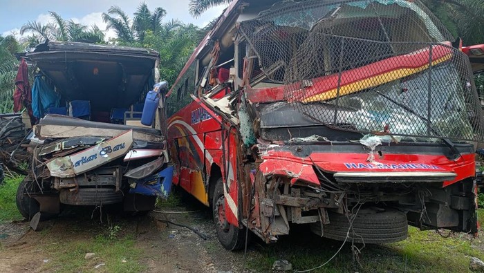 Teks foto: Kondisi kedua bus yang terlibat tabrakan. (Foto: dok. Polres Labuhanbatu)