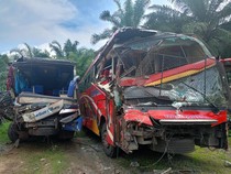 2 Bus Ringsek Usai Tabrakan di Labuhanbatu, 4 Luka-luka