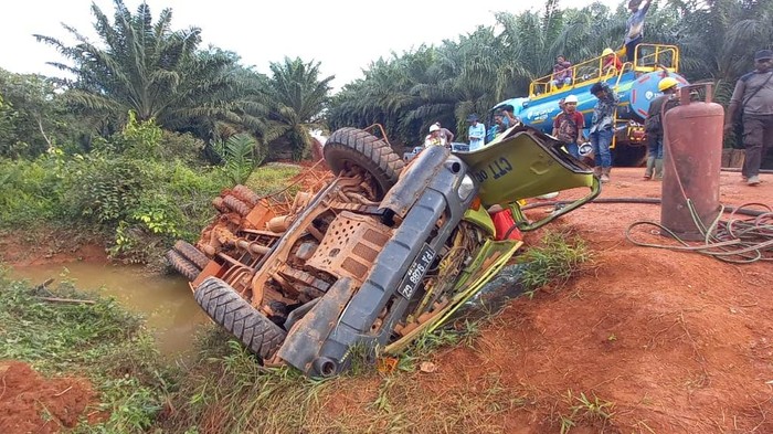 Truk angkut minyak sawit terguling di Merauke.