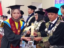 Keren! Risma Anak Buruh Lepas Lulus dari Untidar dengan IPK 3,95