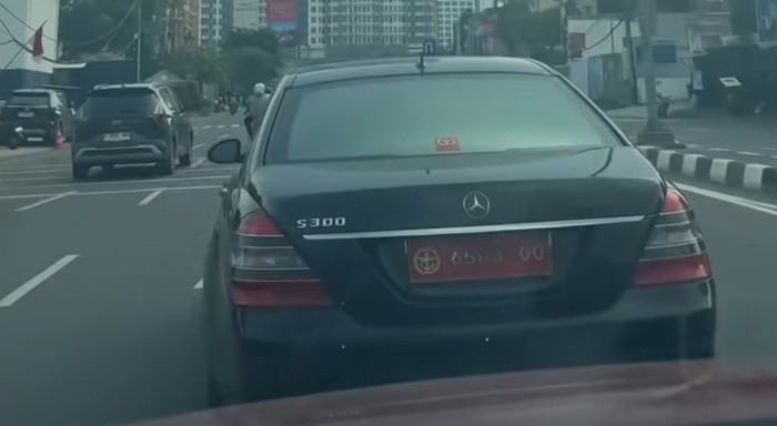 Video sedan Mercy berpelat dinas TNI melaju ugal-ugalan di Jalan Antasari, Jaksel, viral di medsos. Pihak TNI memastikan sedan itu memakai pelat dinas palsu. (dok Istimewa)