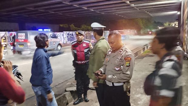 Video sejumlah ABG mengacungkan celurit tawuran di kolong Tol Krukut, Depok, beredar di medsos. Polisi mengecek TKP tersebut. (dok Ist)