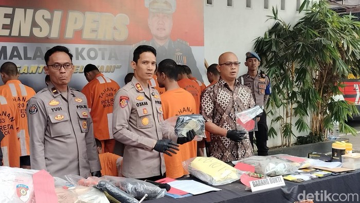 Wakapolresta Malang Kota AKBP Oskar Syamsuddin (tengah) dalam sebuah rilis