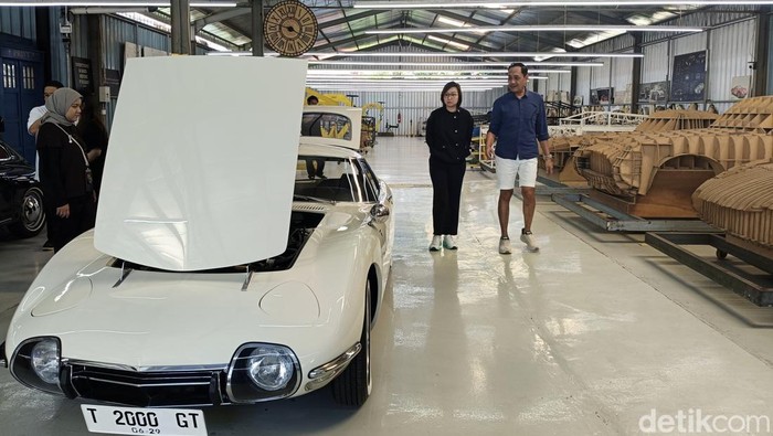 Wakil Menteri Ekonomi Kreatif (Wamenkraf) Irene Umar saat meninjau proses produksi di pabrikan mobil klasik buatan tangan, Tuksedo Studio di Gianyar, Bali pada Sabtu (27/9/2025).