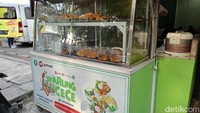 Di bagian depan warung ada etalase kaca yang memajang aneka lauk tersedia saat itu. Cece Donna menawarkan Nasi Penyetan, Nasi Tempong, dan Nasi Gejrek. Ada juga aneka lauk goreng lain untuk dipenyet. Foto: Eka Fitria Lusiana/ detikjatim