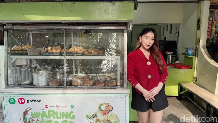Warung Cece, Tempat Makan di Surabaya yang sempat viral karena paras cantik pemiliknya