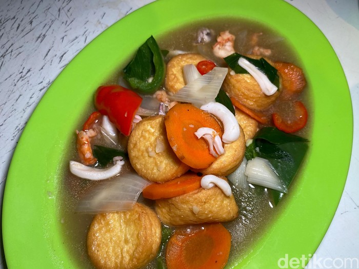 Warung Pakdhe: warung nasi goreng dan chinese food milik mantan chef Solaria