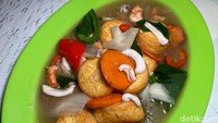 Sapo Tahu Seafood juga tampak menggugah selera. Harga Rp 25.000 per porsi cukup mengenyangkan dan potongan seafood-nya pas meski kecil-kecil. Untuk seafood yang digunakan adalah udang dan cumi-cumi. Foto: Yenny Mustika Sari/detikcom