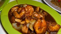 Ayam Goreng Mentega (Rp 27.000) juga memuaskan selera. Seporsinya berisikan sekitar 4 potong kecil daging ayam, tapi bisa dinikmati 3 orang. Foto: Yenny Mustika Sari/detikcom