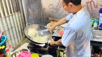 Dulu Partiman hanya dibantu oleh istrinya saja dalam menjalankan usaha warung makan kaki lima ini. Kini ia telah dibantu oleh 2 orang juru masak lainnya yang ternyata juga punya pengalaman pernah bekerja di Solaria. Foto: Yenny Mustika Sari/detikcom