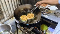 Menu yang ditawarkan Partiman juga seputar menu khas Solaria. Menu-menu itu sudah dikuasai oleh Partiman selama belasan tahun. Teknik memasak juga diaplikasikan di warungnya. Foto: Yenny Mustika Sari/detikcom