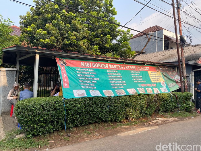 Warung Pakdhe Warung Pakdhe: warung nasi goreng dan chinese food milik mantan chef Solaria