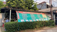 Warung Pakdhe merupakan warung kaki lima di kawasan Cilandak, Jakarta Selatan yang buka sejak pukul 10.00 WIB. Warung ini selalu ramai dikunjungi saat jam makan siang atau makan malam. Foto: Yenny Mustika Sari/detikcom