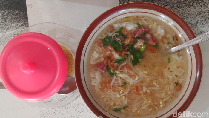 Warung Soto Mbok Dele di Jetis, Klaten salah satu kuliner legendaris.