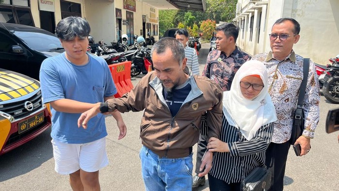 Yulianto (47) bersama keluarganya yang melaporkan RSU Pindad ke polisi atas dugaan malapraktik.